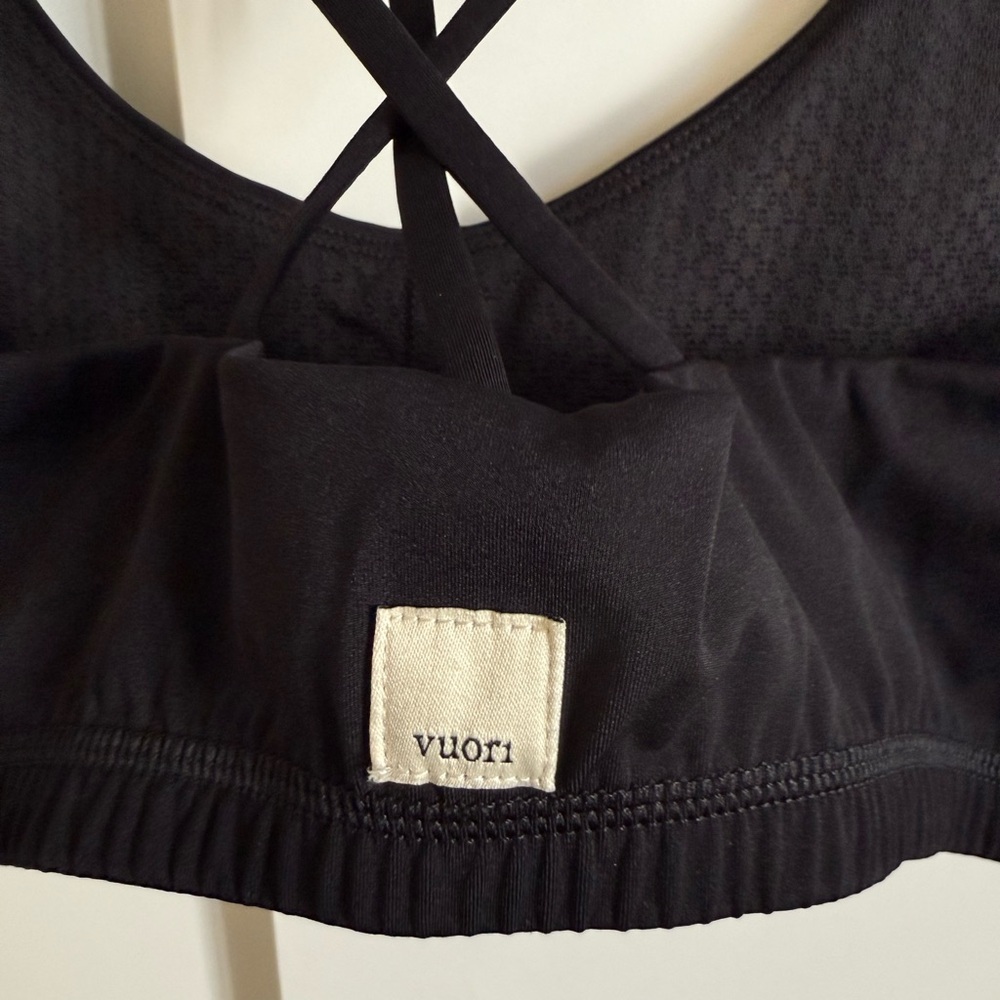 Vuori Sports Bra Black Strappy Racerback Y back Yoga Pilates Athletic Top HIIT - Picture 2 of 3